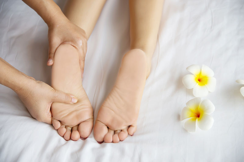 woman-receiving-foot-massage-service-from-masseuse-close-up-hand-foot-relax-foot-massage-therapy-service-concept Reflexologia: què és i quins beneficis té per al teu benestar
